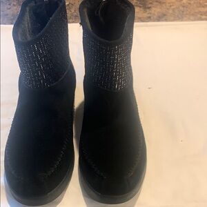 Bobs ankle boot in black with design at top size 10